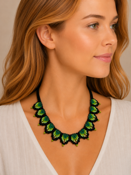 collar boho selva ancestral verde artesanal colombiano estilo bohemio La Gata Voladora Alpujarra Almería