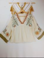 Blusa boho bordada crema mangas amplias bordados verde salvia terracota La Gata Voladora Alpujarra Almería