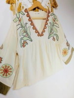 Blusa boho bordada crema mangas amplias bordados verde salvia terracota La Gata Voladora Alpujarra Almería