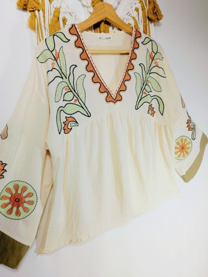 Blusa boho bordada crema mangas amplias bordados verde salvia terracota La Gata Voladora Alpujarra Almería