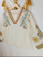 Blusa boho bordada crema mangas amplias bordados verde salvia terracota La Gata Voladora Alpujarra Almería