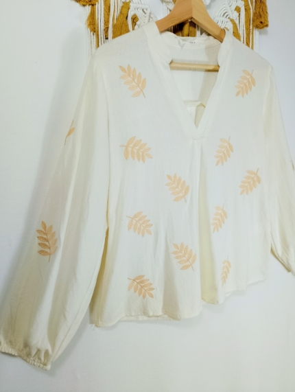 blusa bordada aura algodon boho primavera hojas beige La Gata Voladora Alpujarra Almería