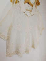 blusa bohemia beige bordado floral botones crochet La Gata Voladora Alpujarra Almería