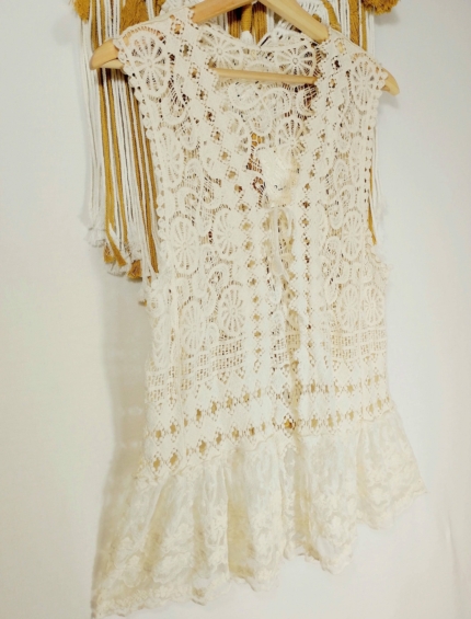 Chaleco boho chic Aura encaje crochet algodon beige La Gata Voladora Alpujarra Almeria