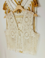 chaleco crochet alba beige look bohemio verano La Gata Voladora Alpujarra Almeria