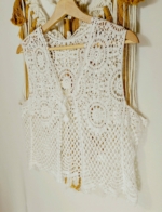 chaleco crochet alba blanco look bohemio verano La Gata Voladora Alpujarra Almeria
