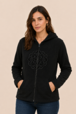 Chaqueta forro polar negra bordado mandala unisex boho La Gata Voladora Alpujarra Almeria