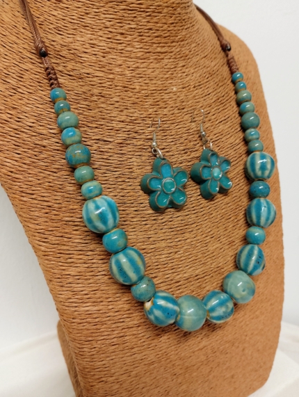 conjunto cerámica flora boho collar pendientes flor azul artesanal La Gata Voladora Alpujarra Almeria