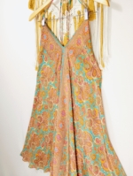 vestido seda ibicenco mujer estampado tirantes finos look verano boho La Gata Voladora Alpujarra Almería