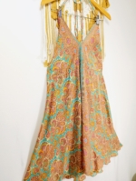 vestido seda ibicenco mujer estampado tirantes finos look verano boho La Gata Voladora Alpujarra Almería