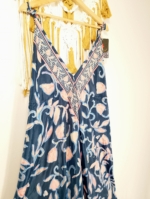 Vestido de seda Oshun Gold con escote ajustable estilo boho chic La Gata Voladora La Alpujarra