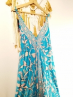 Vestido de seda Oshun Gold con escote ajustable estilo boho chic La Gata Voladora La Alpujarra