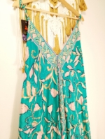 Vestido de seda Oshun Gold con escote ajustable estilo boho chic La Gata Voladora La Alpujarra