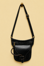 Rinonera de cuero negra estilo bohemio piel marroqui artesanal La Gata Voladora Alpujarra Almeria