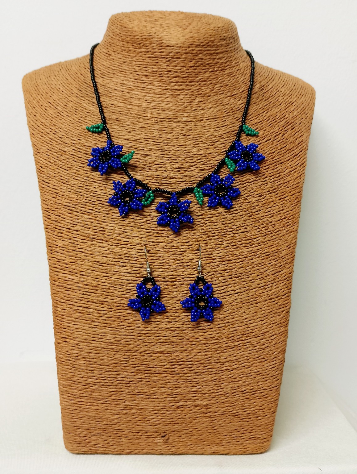 Conjunto Collar y Pendientes Flor Indigena Azul (1) Conjunto Collar y Pendientes Flor Indigena azul boho chic La Gata Voladora Alpujarra Almeria