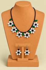 Conjunto Collar y Pendientes Flor Indigena blanco de estilo bohemio de La Gata Voladora, Laujar de Andarax, Almeria