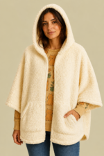 Poncho borreguito blanco Coline capucha cremallera boho La Gata Voladora Alpujarra Almeria