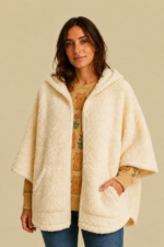 Poncho borreguito blanco Coline estilo bohemio La Gata Voladora Alpujarra Almeria