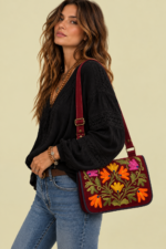 Bandolera de Piel Bordado Floral burdeos bolso piel gamuza flores bordadas La Gata Voladora Alpujarra Almeria