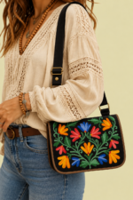 Bandolera de Piel Bordado Floral gris bolso boho piel gamuza bordado floral La Gata Voladora Alpujarra Almeria