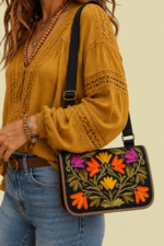 Bandolera de Piel Bordado Floral gris claro bolso boho piel gamuza bordado floral La Gata Voladora Alpujarra Almeria