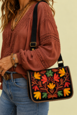 Bandolera de Piel Bordado Floral negro bolso boho piel gamuza bordado floral La Gata Voladora Alpujarra Almeria