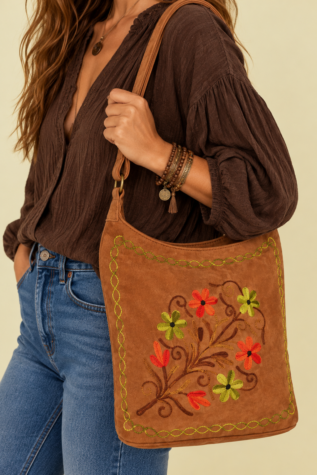 Bolso de Piel Bordado Floral Camel (1) Bolso de Piel Bordado Floral camel gamuza boho La Gata Voladora Alpujarra Almeria