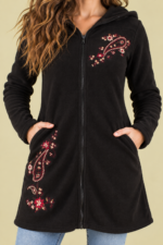 Chaqueta Forro Polar Flora negro abrigo bordado con capucha estilo bohemio La Gata Voladora Laujar de Andarax