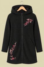 Chaqueta Forro Polar Flora negro cazadora bordada con capucha Boho Chic La Gata Voladora Laujar de Andarax
