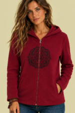 Chaqueta Forro Polar Mandala burdeos capucha bordado mandala La Gata Voladora Alpujarra Almeria