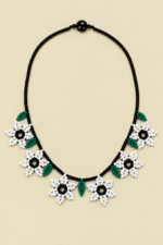 Collar blanco de flores hecho a mano La Gata Voladora Laujar de Andarax Almeria