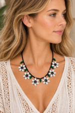 Collar bohemio blanco con diseño floral La Gata Voladora Laujar de Andarax Almeria