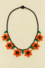 Collar bohemio naranja de diseño floral artesanal La Gata Voladora Laujar de Andarax Almeria