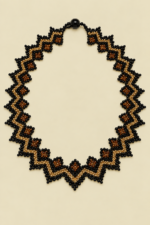 Collar bohemio Noche Ancestral en tonos negro, dorado y cobre de La Gata Voladora, Laujar de Andarax, Almeria