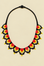 Collar de cuentas rojas de estilo bohemio artesanal de La Gata Voladora, Laujar de Andarax, Almeria