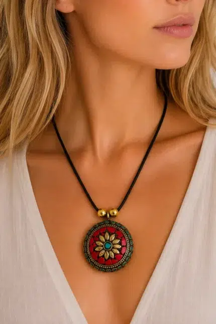 Collar Mandala rojo estilo bohemio La Gata Voladora Laujar de Andarax Almeria