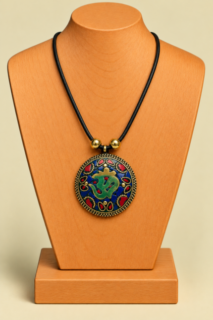 Collar Shiva OM azul con colgante simbolo OM estilo Boho Chic La Gata Voladora Laujar de Andarax Almeria