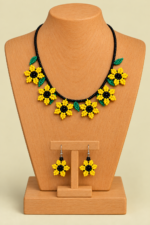 Conjunto Collar y Pendientes Flor Indígena amarillo de estilo bohemio de La Gata Voladora, Laujar de Andarax