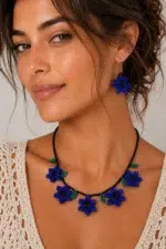 Collar y pendientes Flor Indigena azul de estilo boho artesanal de La Gata Voladora, Laujar de Andarax, Almeria