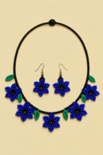 Collar floral azul boho chic con pendientes a juego de La Gata Voladora, Laujar de Andarax, Almeria