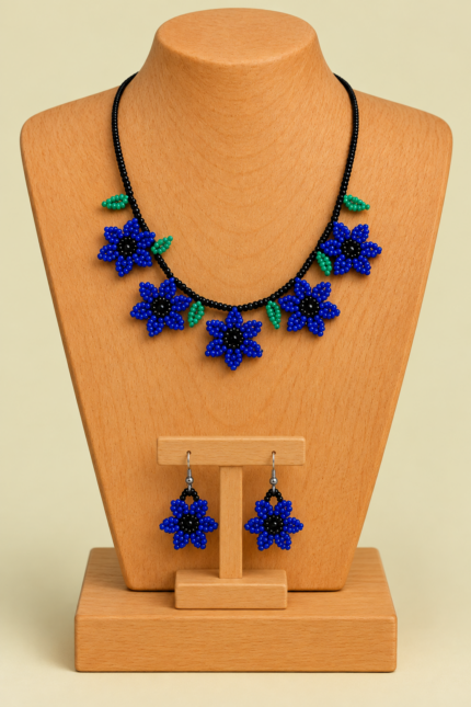 Conjunto Collar y Pendientes Flor Indígena azul de estilo bohemio de La Gata Voladora, Laujar de Andarax