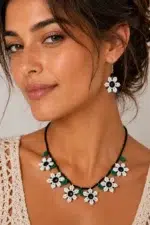 Conjunto artesanal de collar y pendientes Flor Indigena blanco de La Gata Voladora en Laujar de Andarax, Almeria