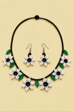 Conjunto de joyeria Flor Indigena blanco de inspiracion bohemia artesanal de La Gata Voladora, Laujar de Andarax, Almeria