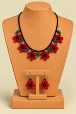 Conjunto Collar y Pendientes Flor Indigena burdeos de estilo bohemio de La Gata Voladora, Laujar de Andarax, Almeria