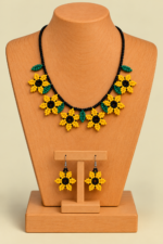 Conjunto Collar y Pendientes Flor Indigena mostaza de estilo bohemio de La Gata Voladora, Laujar de Andarax, Almeria