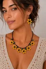 Conjunto artesanal de collar y pendientes Flor Indigena mostaza de La Gata Voladora en Laujar de Andarax, Almeria