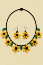 Conjunto de joyeria Flor Indigena mostaza de inspiracion bohemia artesanal de La Gata Voladora, Laujar de Andarax, Almeria