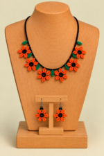 Conjunto Collar y Pendientes Flor Indigena naranja de estilo bohemio de La Gata Voladora, Laujar de Andarax, Almeria
