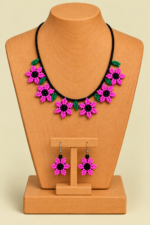 Conjunto Collar y Pendientes Flor Indigena rosa de estilo bohemio de La Gata Voladora, Laujar de Andarax, Almeria