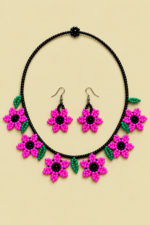 Conjunto de joyeria Flor Indigena rosa de inspiracion bohemia artesanal de La Gata Voladora, Laujar de Andarax, Almeria